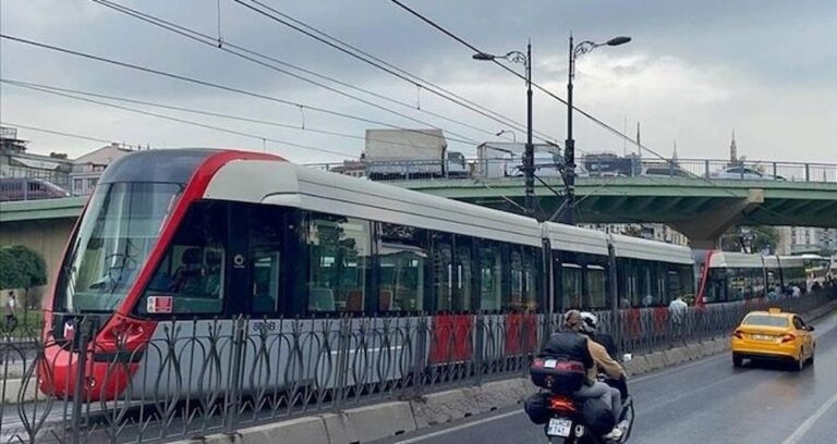 istanbulda tramvay duraginda cuzdan calarken yakalanan supheli tutuklandi CrKilLIg