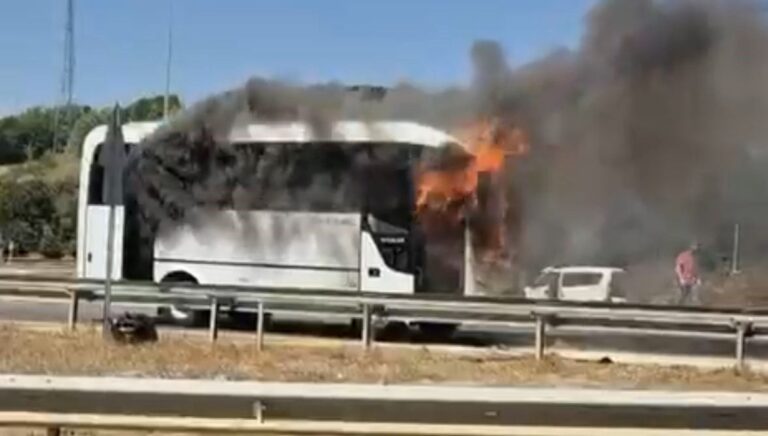 seyir halindeki midibus alev alev yandi LH3CgBuY