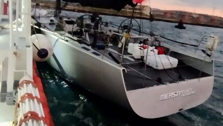 canakkale bogazinda suruklenen tekne kurtarildi SFmRaMG4