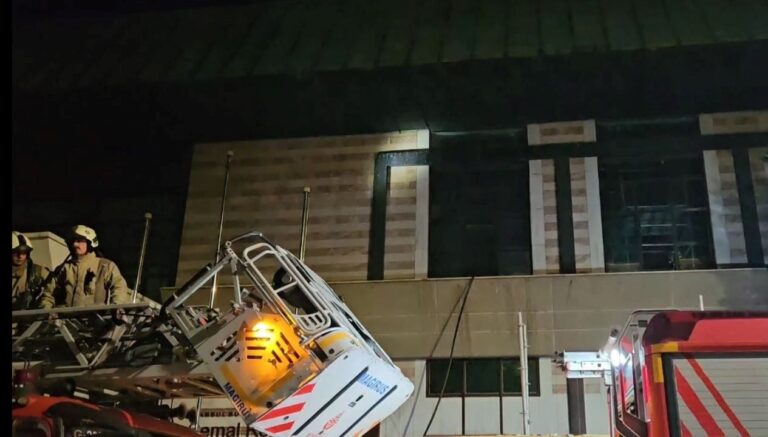 cemal resit rey konser salonunda yangin panigi f1YYZM3e