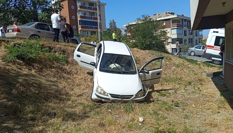 iki otomobil carpisti biri yoldan cikti 1 kisi yaralandi 4hvlZ9Vb