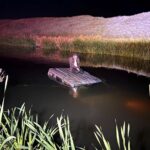 nehre dusen aracinin ustunde yardim bekledi DkWvCEvi