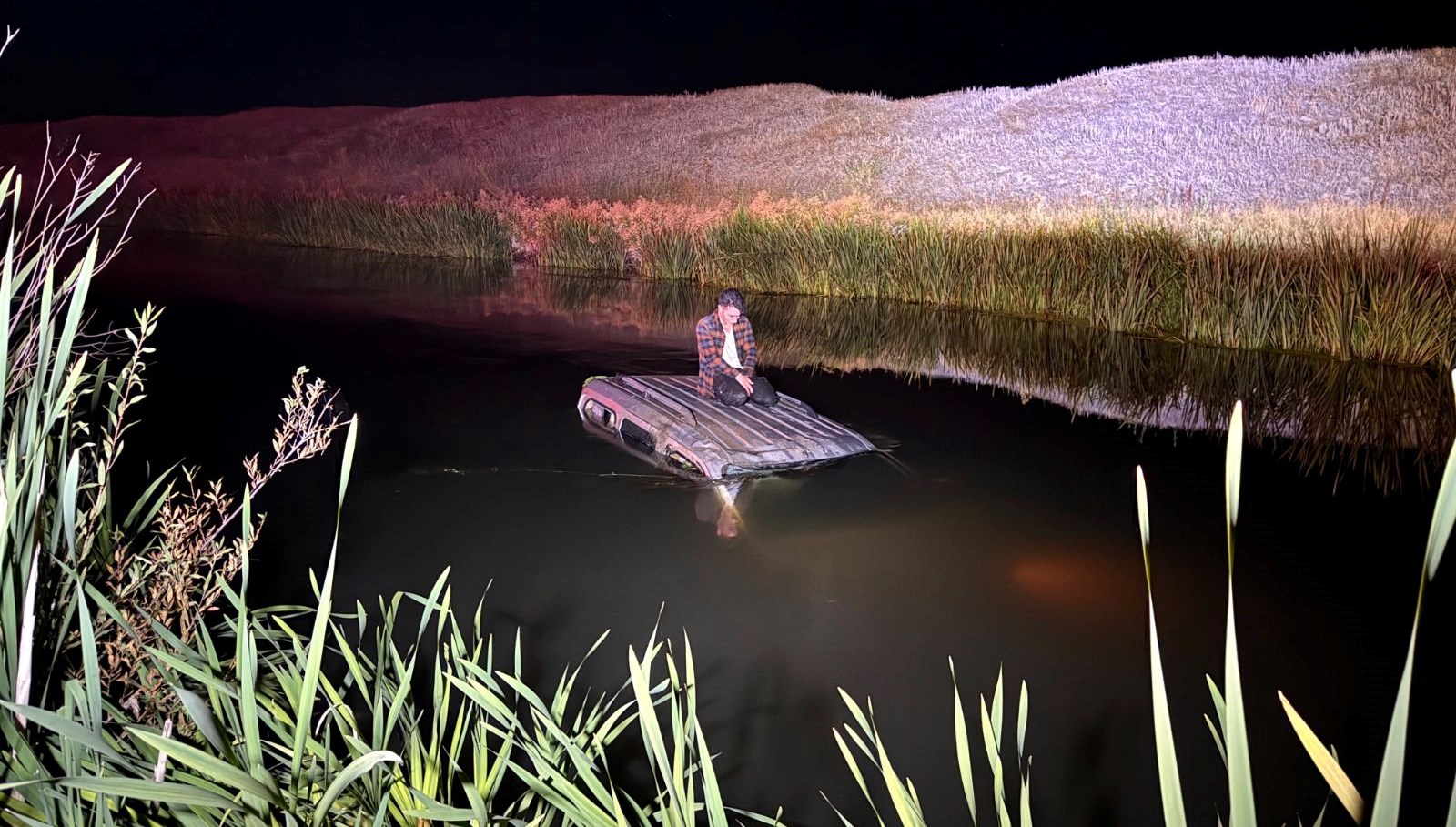 nehre dusen aracinin ustunde yardim bekledi DkWvCEvi