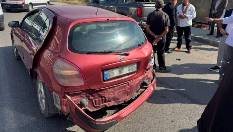 otomobille motosiklet carpisti iki kisi yaralandi F75GkMlz