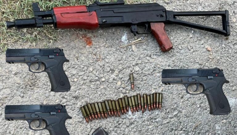 polisten kacan suphelilerin aracindan cephanelik cikti yuVGdhXW