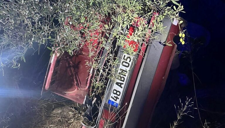 sarampole devrilen arac agaca carpti 2 kisi oldu DxRQ5iRz