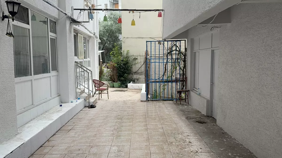 sarkici gullu terastan duserek hayatini kaybetti fJIXBMYW