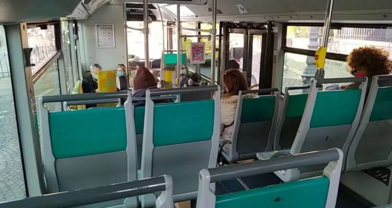 baba 6 aylik bebegini otobuste unuttu iner inmez telefonuna sarildi HQzMblmL