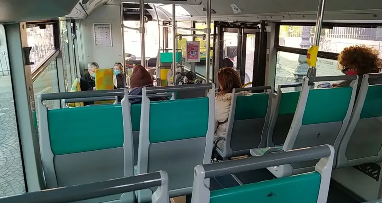 baba 6 aylik bebegini otobuste unuttu iner inmez telefonuna sarildi HQzMblmL