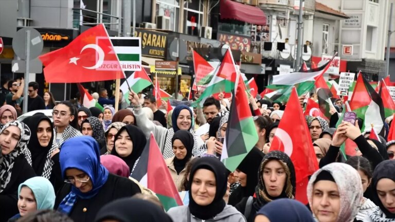 duzcede gazze icin yuruyus duzenlendi vExIKmd1