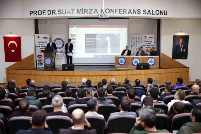 eskisehirde afet risklerinin azaltilmasi paneli gerceklestirildi 5qCNH6JA.jpg