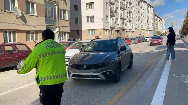 eskisehirde otomobilin carptigi yasli kadinin hayati tehlikesi var 6XeAUd4g.jpg