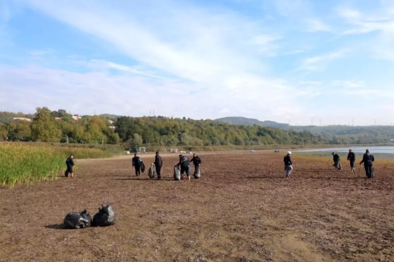 kartepede esme sahilinde temizlik calismasi gerceklestirildi VO2NcH6p.jpg