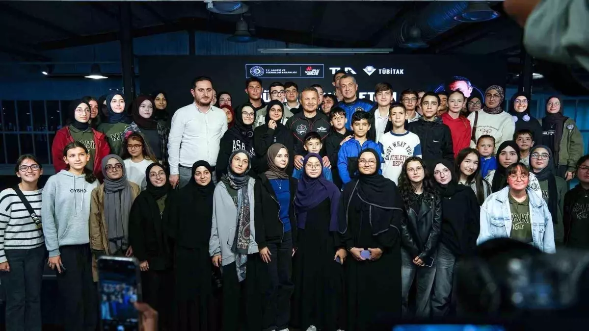 turkiyenin ilk astronotu alper gezeravci ogrencilerle uzay deneyimlerini paylasti k7f8jWTr.jpg