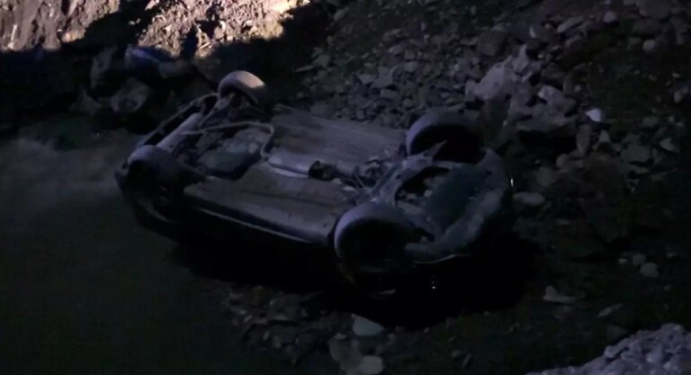 hakkaride kontrolden cikan otomobil dereye uctu 2 yarali UBcmnmsw.jpg