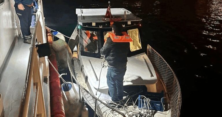 istanbulda-arizalanan-2-tekne-kurtarildi-Jip9h1EH.jpg