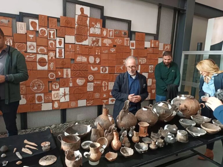 izmirde-yassitepe-ve-yesilova-hoyuklerinde-bulunan-tarihi-eserler-sergilendi-un3cf7v6.jpg