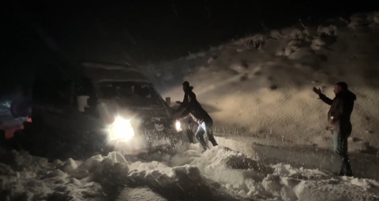 kar-etkisini-artirdi-7-arac-ve-30-kisi-mahsur-kaldi-2mMKH5It.jpg