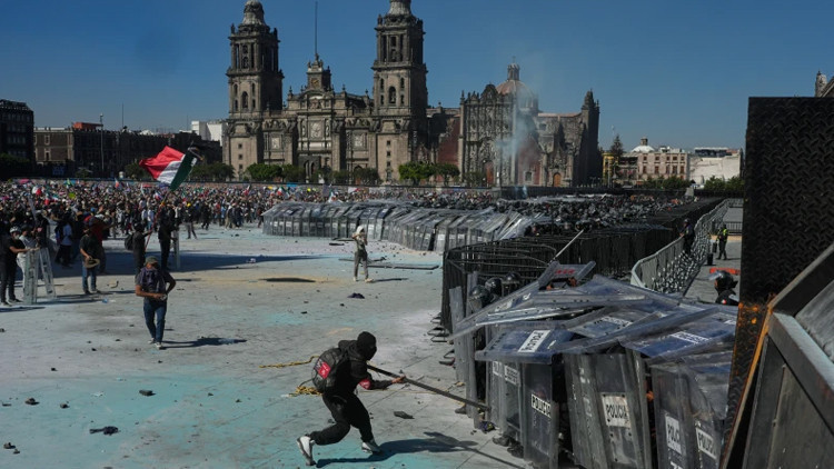 meksikada-z-kusagi-protestolari-100u-polis-120-kisi-yaralandi-cok-sayida-kisi-gozaltina-alindi-fThUETSh.jpg