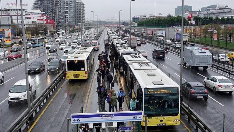 son-dakika-istanbulda-metrobus-guzergahi-degisiyor-iste-ozel-gun-rotasi-575eURXi.jpg