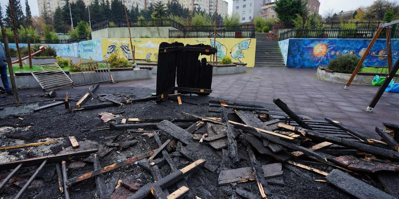 beylikduzunde-parklara-art-arda-saldiri-banklari-devirdiler-oyuncaklari-yaktilar-hhitWegz.jpg