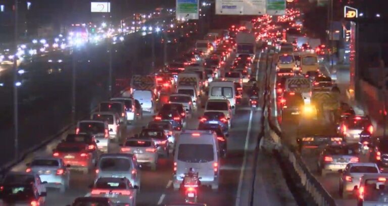 istanbul-trafigi-kipkirmizi-yogunluk-yuzde-90i-buldu-zzi91HVl.jpg
