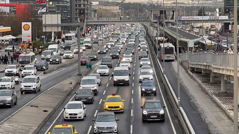 istanbulda-haftanin-ilk-mesai-gununde-trafik-yogunlugu-yuzde-72ye-kadar-cikti-d9MDyqat.jpg