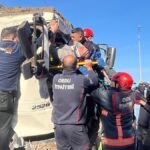 unyede-kamyon-tira-carpti-surucu-itfaiye-tarafindan-kurtarildi-KKZk8UuP.jpg